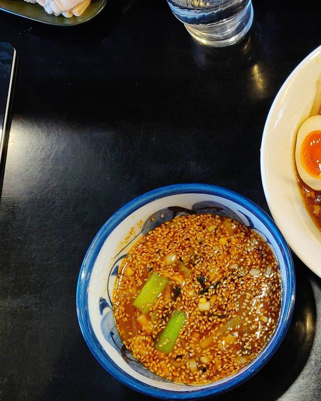 つけMen野郎のインスタグラム：「旨辛つけ麺DX(酸味) 激辛拉麺 鷹の爪 久しぶりの鷹の爪。外並び出来ていて繁盛の様子。ラーメンもいいけどつけ麺も結構好きなのよね。つけ汁は甘辛いのと酸味の２タイプがあり、酸味チョイス。麺は熱盛りデフォルトで、油のようなものでコーティングされている。つけ汁はピリ辛で酸味もあるので咽りに注意。ムチッとした麺に辛旨酸っぱが合ってうまい。DXの鶏唐がトッピングとしてもうまい。」