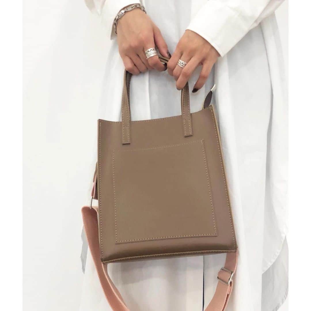 のインスタグラム：「☑︎𝐧𝐞𝐰 𝐢𝐧 𝐢𝐭𝐞𝐦...🏷 ➖➖➖➖➖➖➖➖➖➖➖➖ ポケット付きミニトートショルダーバッグ ¥3,740 intax ↓ クーポン利用で、 ¥2,992 《20％OFF》  COLOR BK/BR/YE/IV SIZE FREE  #210nouve #トゥージュヌーヴ #fasion #spring #bag #coordinate #ミニショルダーバッグ  ・ ——————————————— 2/28まで新作𝐢𝐭𝐞𝐦20%𝐨𝐟𝐟♡ ———————————————」