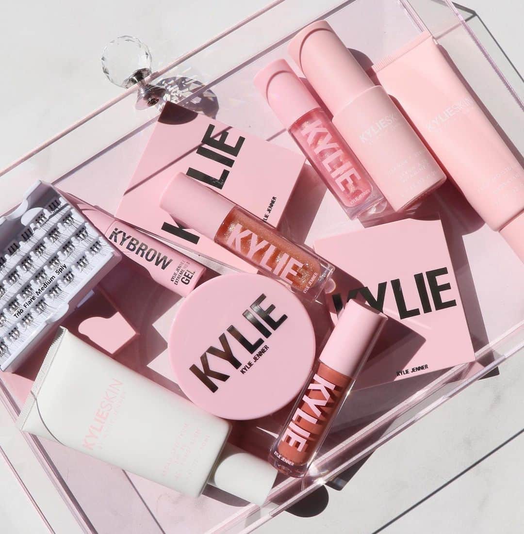Kylie Cosmeticsさんのインスタグラム写真 - (Kylie CosmeticsInstagram)「skincare before makeup, always! 💗 shop your @kylieskin and makeup must-haves now on kyliecosmetics.com and kylieskin.com 🥰⁠⁠」2月28日 10時30分 - kyliecosmetics