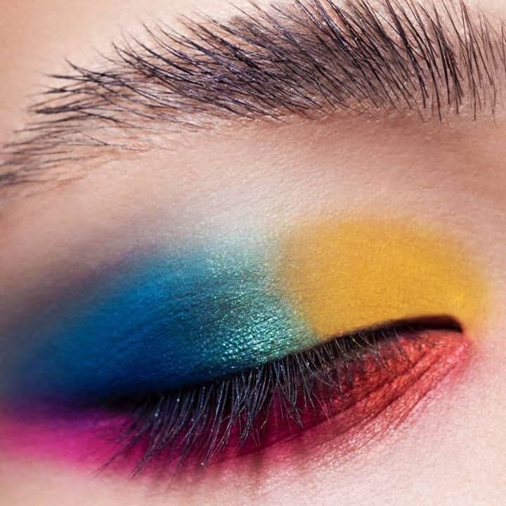のインスタグラム：「Enwrapped in rainbow. @nettart puts a technicolour twist on the timeless smoky eye look with:  🌈Chromagraphic Pencil in Hi-Def Cyan, Basic Red, Process Magenta and Genuine Orange 🌈Art Library: It’s Designer palette  Model: @moriadror @lace.models Photo: @michael_topyol」