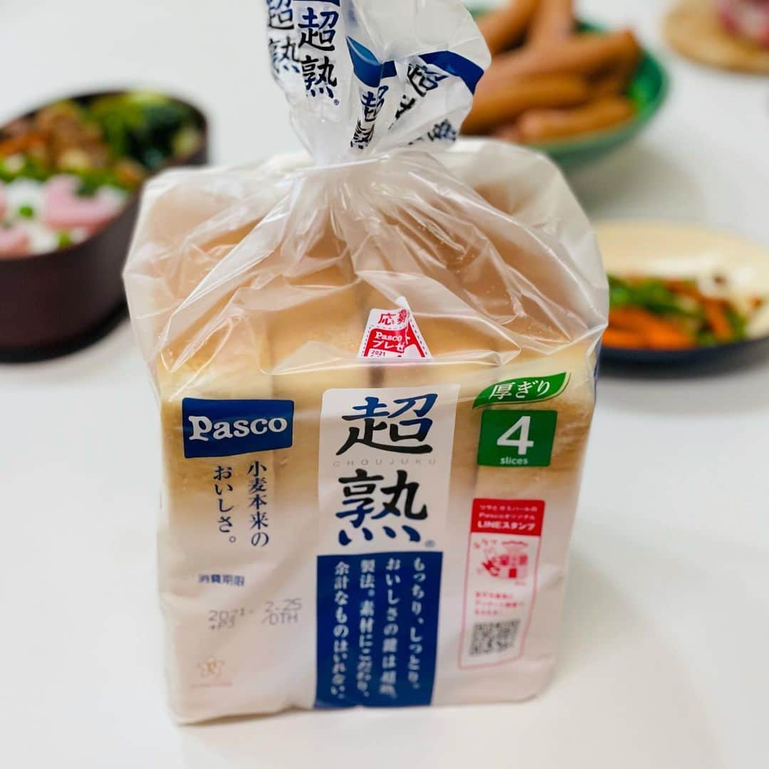 maki ogawaさんのインスタグラム写真 - (maki ogawaInstagram)「おはようございます。  #pasco公認アンバサダーとして活動中です 。  先日の息子たちの朝ごはんです。  パスコの超熟厚ぎり4枚を使って ホットドッグにしてみました。  食パンを半分にカットして 切り込みを入れ、 トースターで焼いたら お好きな具をポケットに入れるだけ。  前日の残った唐揚げを挟んで タルタルをかけたり、 生姜焼きとキャベツ、 ハンバーグや焼きそばを挟むのもアリです💕  今回は ソーセージを下茹でして マヨネーズで炒めてみたのですが、 マヨラーの長男が大喜びしておりました😆  #pasco  #パスコサポーターズクラブ  #敷島製パン  #敷島製パン株式会社  #パスコ  #パスコパン  #パスコ大好き #超熟  #パン好きな人と繋がりたい  #パン好き  #ランチ  #パスコ超熟4枚切り  #パスコ超熟食パン  #パスコ食パン #kidsmeals  #kidswilllovethis  #breadlover #japanesefood #japanesemom  #kawaii  https://www.youtube.com/user/LuckysundaeMaki/」2月28日 10時35分 - cuteobento