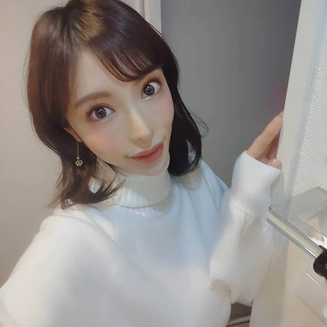 桜井彩のインスタグラム：「∗ ∗ 投稿しようと思ってインスタを開いたら、気になる化粧品を見付けてしまい、投稿を一瞬だけ忘れてました(笑)。 ∗ コロナ禍前は、ファンの皆様から地方のお土産をいただいて、お家でその方の顔を思い浮かべながら食べるのが楽しかったです(*^ー^)ノ ∗ みなさん元気してますか？私は元気💓 ∗ 3月こそ事務所へ寄らなきゃ！！」