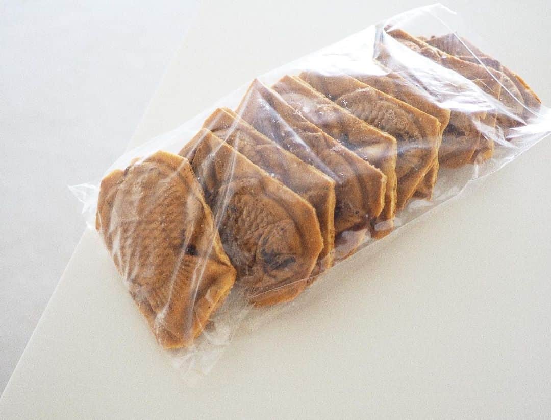 kazumiさんのインスタグラム写真 - (kazumiInstagram)「今朝のおめざ☕️ ふるさと納税で頂いた安芸のお礼品。 よしおの鯛焼き。 冷凍で送ってくださり 袋にもりもりの鯛焼きが🐟 一気に食べたいのをがまん😂 見ているだけで高まる〜！ #kazumiおやつ#安芸#広島#よしおの鯛焼き#ふるさと納税#kazumiのおうち」2月28日 10時37分 - kazumi0728