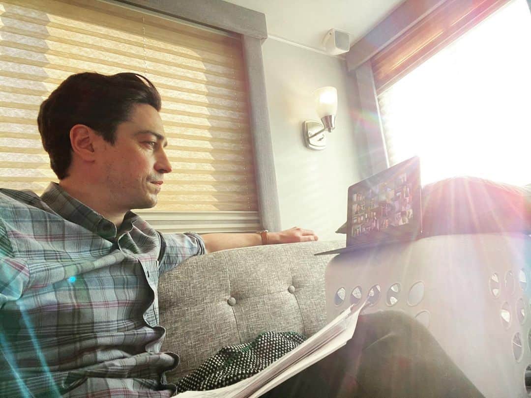 ベン・フェルドマンのインスタグラム：「Tomorrow is the last day I’ll play Jonah Simms. No hugs goodbye, no see you at the wrap party, no awkward drunk conversations at the bar. The past year has been a lonely time especially when you’re celebrating, mourning, commemorating, saying goodbye. I think we’re all probably done taking other people for granted. It’s almost as if other people are the only thing that actually matters. I like to think in the end, that’s what Superstore was about. I’m gonna miss these other people dearly. But I know I’ll see them again. In person. This is a picture of me in my trailer “at” our final table read. When it was over, I clicked a button and everyone just disappeared.」