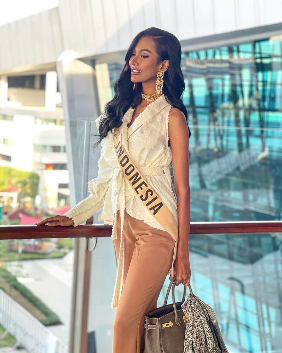 Ivan Gunawanさんのインスタグラム写真 - (Ivan GunawanInstagram)「. It's a good sunday morning for us. Today is the day for me to let @aurrakharishma go to start her journey to the @missgrandinternational ! i wish her a very goodluck and all the best, my prayer is always with her. . . #ivangunawan #missgrandinternational2020  #missgrandindonesia2020」2月28日 10時43分 - ivan_gunawan