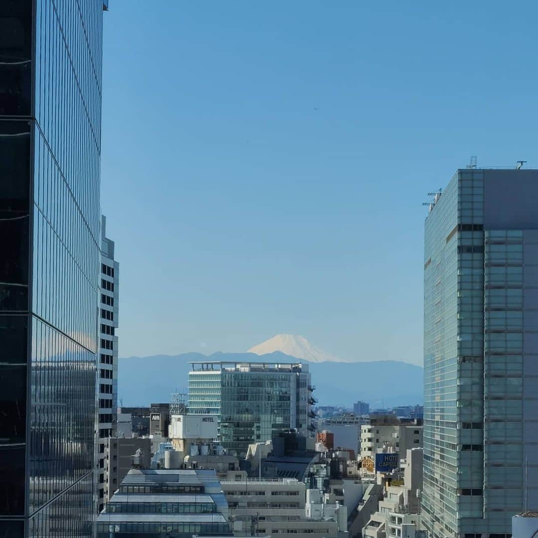 彩乃かなみさんのインスタグラム写真 - (彩乃かなみInstagram)「﻿ ﻿  東急シアターオーブにてある朝の風景﻿ 富士山と皆さんとのやり取りに元気を貰う開演前﻿ ﻿ ﻿ #富士山 #おもひで﻿ #ありがと📷️✨﻿ #📷️by同い年同じ事務所の﻿ #ロベスピエール青山航ちゃん﻿ #えー声な笑い声はギヨタン朝隈さん」2月28日 10時50分 - kanamiayano.official