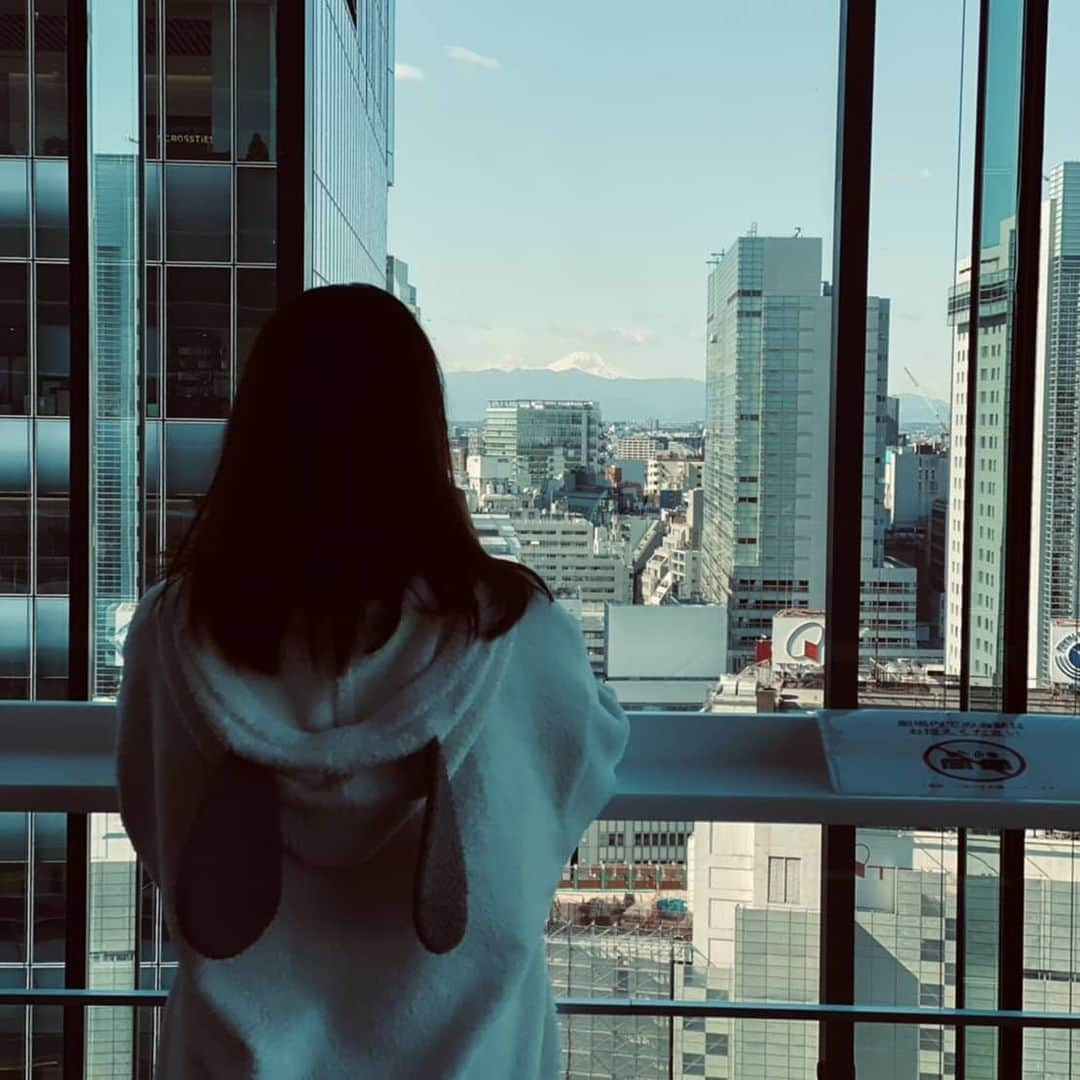 彩乃かなみさんのインスタグラム写真 - (彩乃かなみInstagram)「﻿ ﻿  東急シアターオーブにてある朝の風景﻿ 富士山と皆さんとのやり取りに元気を貰う開演前﻿ ﻿ ﻿ #富士山 #おもひで﻿ #ありがと📷️✨﻿ #📷️by同い年同じ事務所の﻿ #ロベスピエール青山航ちゃん﻿ #えー声な笑い声はギヨタン朝隈さん」2月28日 10時50分 - kanamiayano.official