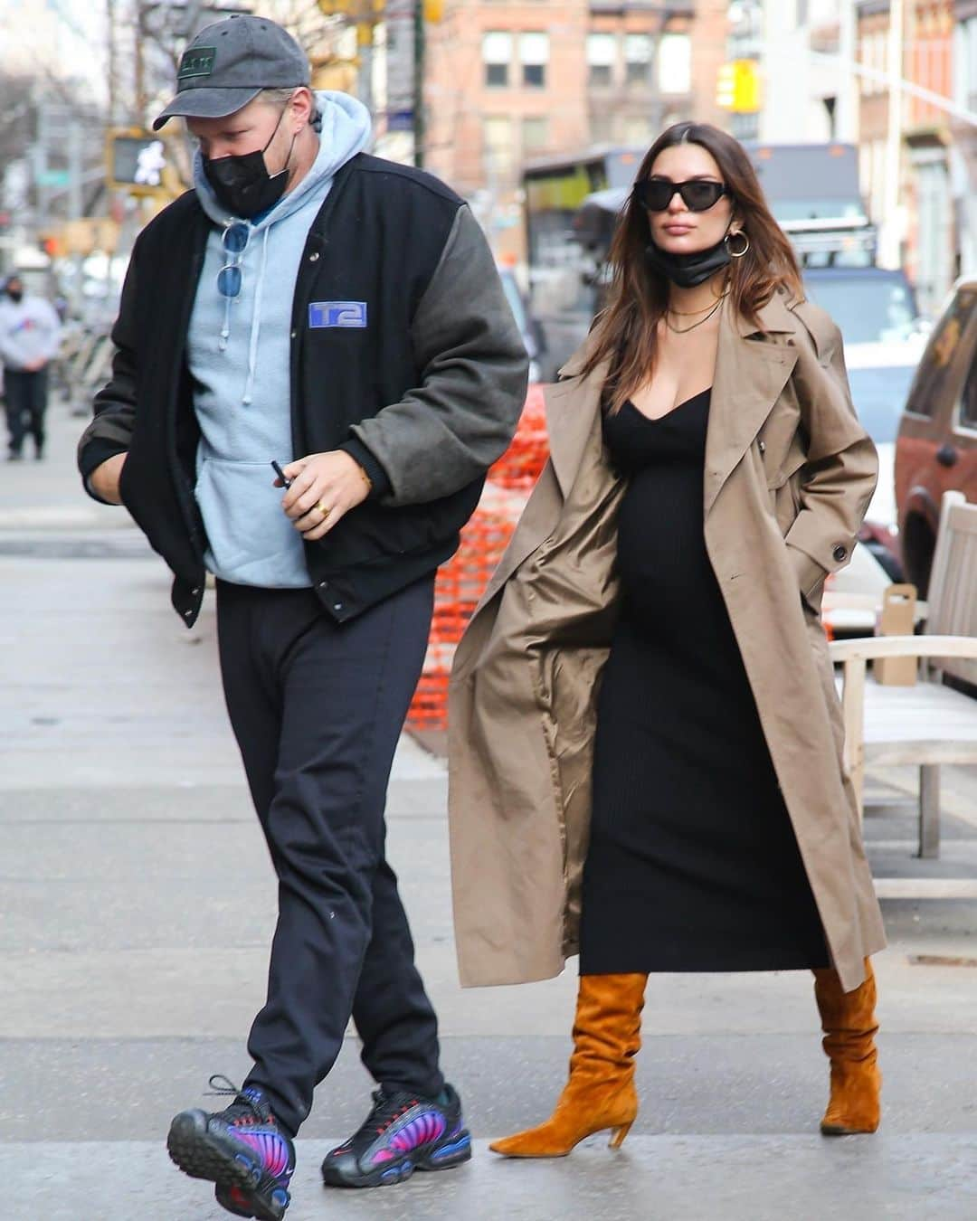 Just Jaredさんのインスタグラム写真 - (Just JaredInstagram)「Pregnant @emrata shows off her cool maternity style while out for the day with hubby Sebastian Bear-McClard! #EmilyRatajkowski #SebastianBearMcClard Photo: Backgrid」2月28日 10時59分 - justjared