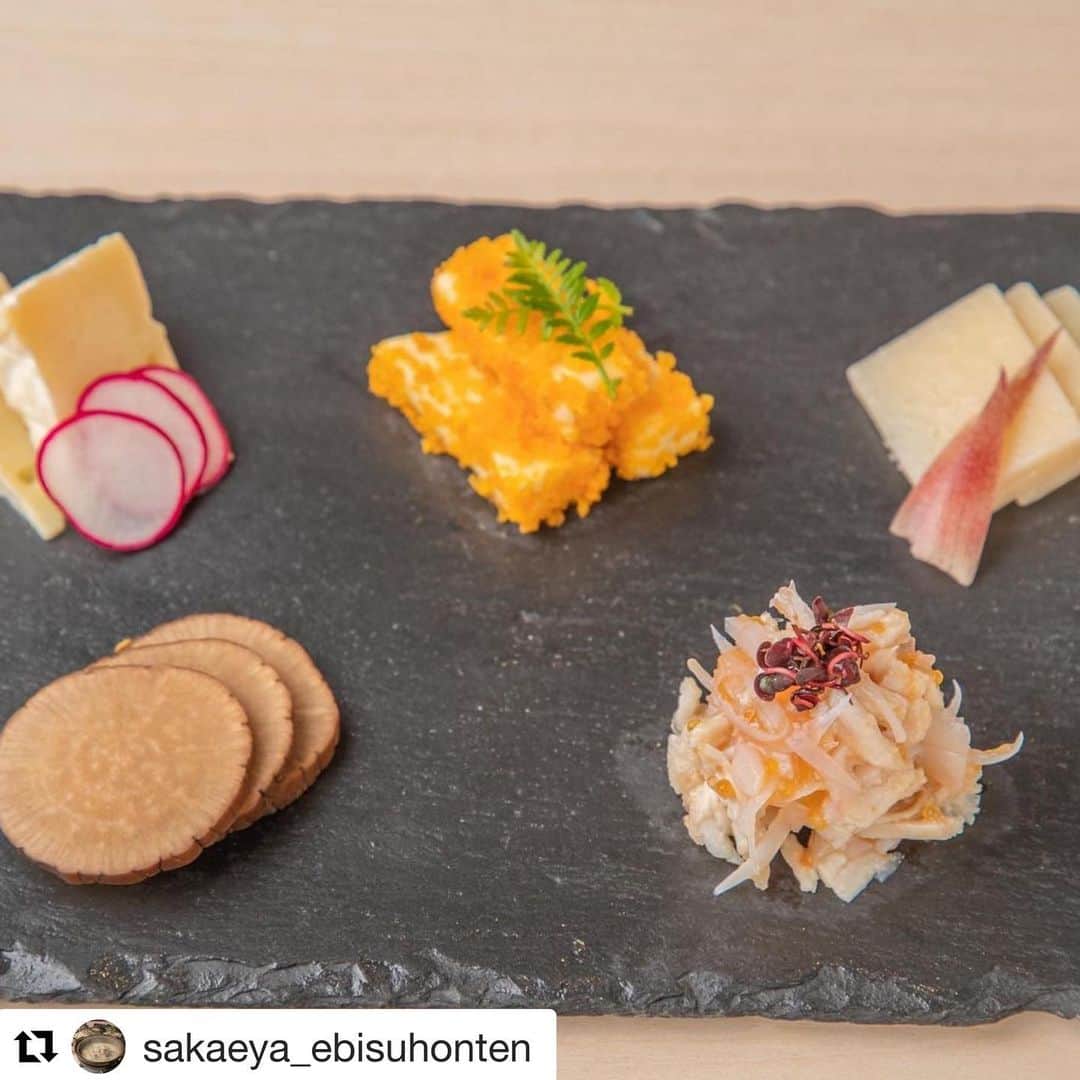 さかえや　高田馬場のインスタグラム：「#Repost @sakaeya_ebisuhonten with @get_repost ・・・ さかえや恵比寿本店は本日も営業しております。  ランチ　11:30〜14:30 ディナー16:00〜20:00  感染症対策の徹底、お客様の安心安全を最大限に注意し営業しております。  安心してお食事出来る個室も多数御座います。  短い時間ですがご来店いただいたお客様に、 美味しい料理と寛いでいただける空間とサービスをご用意しております。  テイクアウトアウトメニューデリバリーメニューのサービスもご用意しており、お客様のご要望にお応え出来るサービスをご提供ご提供致しております。  是非さかえや恵比寿本店のご利用心よりお待ちしております。  #恵比寿　#恵比寿グルメ　#さかえや　#水炊き　#鍋　#東京グルメ　#テイクアウト　#テイクアウトグルメ #テイクアウトランチ  #恵比寿ランチ　#恵比寿ディナー  #美味しいもの好きな人と繋がりたい #美味しいお店　#グルメ好きな人と繋がりたい #グルメスタグラム #グルメ女子 #グルメ部 #グルメスタグラム #ワイン　#日本酒　#食べ歩き #食べるの好きな人と繋がりたい」