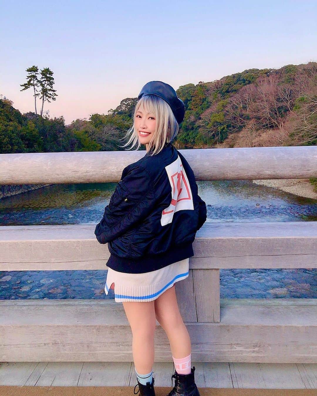 DJ YURINAのインスタグラム：「spring coming soon🌷☀️ 今日も素晴らしく天気が良い🐈 . . 普段日曜日は二日酔いだけど、😂 あったかくなってきたら、外に出たくなるよねぇ🌸 . . 神社の周り方てあるの知ってた？ 今回初めてマップダウンロードして回ったら気の持ちようかもしれないけど気分が晴れた気がした！ . 皆様にも素敵なご利益ありますように🙏☺️✨ . #楽しいシーズン #春こい #お出かけ #旅行 #ドライブ #パワースポット #のせたい写真いっぱい #伊勢　 #伊勢神宮 #車で遠出 #春 #気分転換」