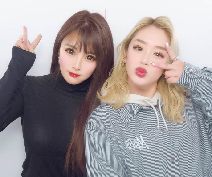 acaneのインスタグラム：「・ あかねのすきぴ🧏🏼‍♀️💖💖💖  ギャルなのに英語しゃべれて 気配りもできるしよくしゃべるしよく笑うし おっぱいでかいし(そこはほんとありがとう) カラコンでかいし ばりばり働いてるとこも好き←笑  @risa_booo」
