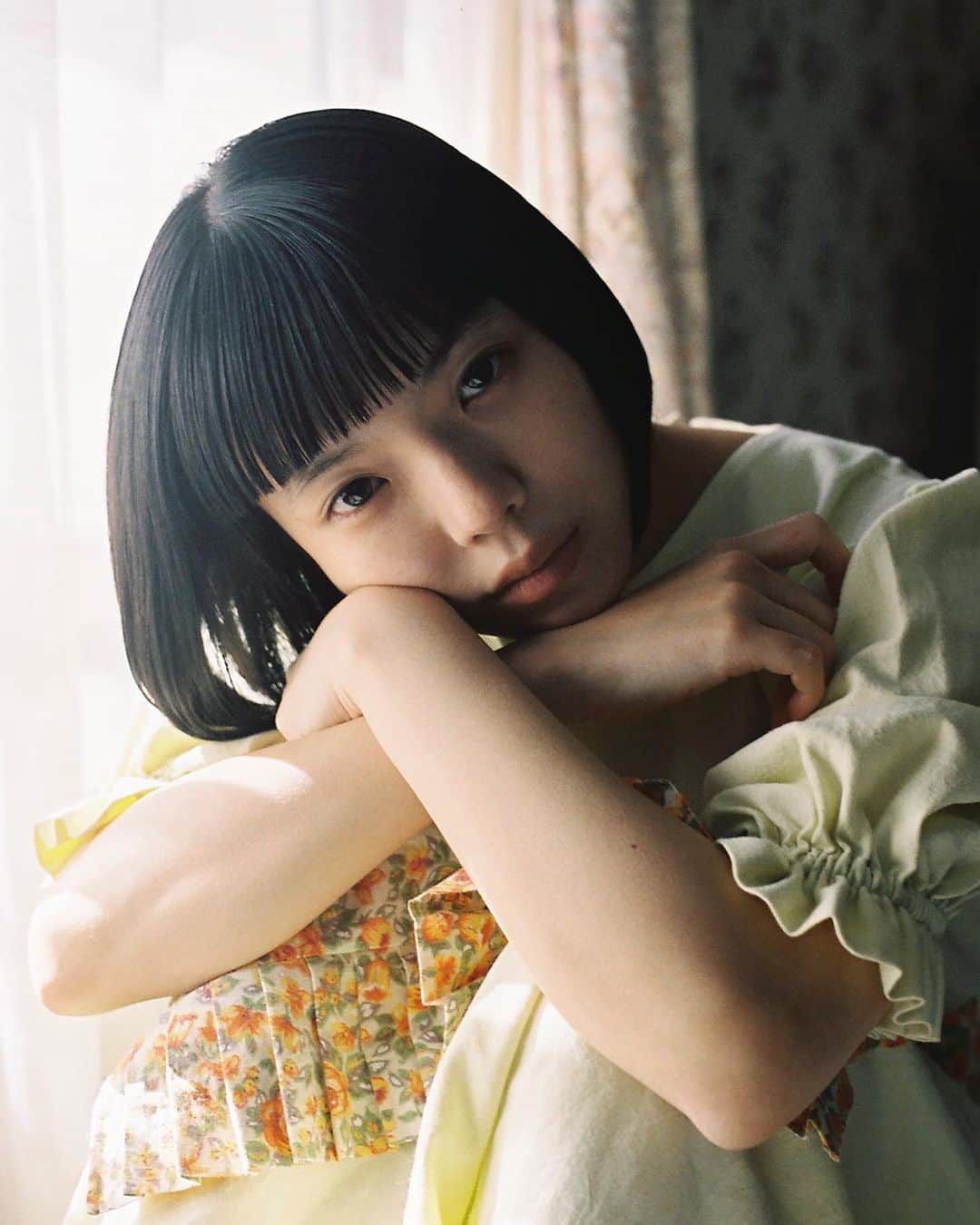 カネコアヤノのインスタグラム：「new me〜  写真 小財美香子 ヘアメイク 山本りさ子 衣装 futatsukukuri」