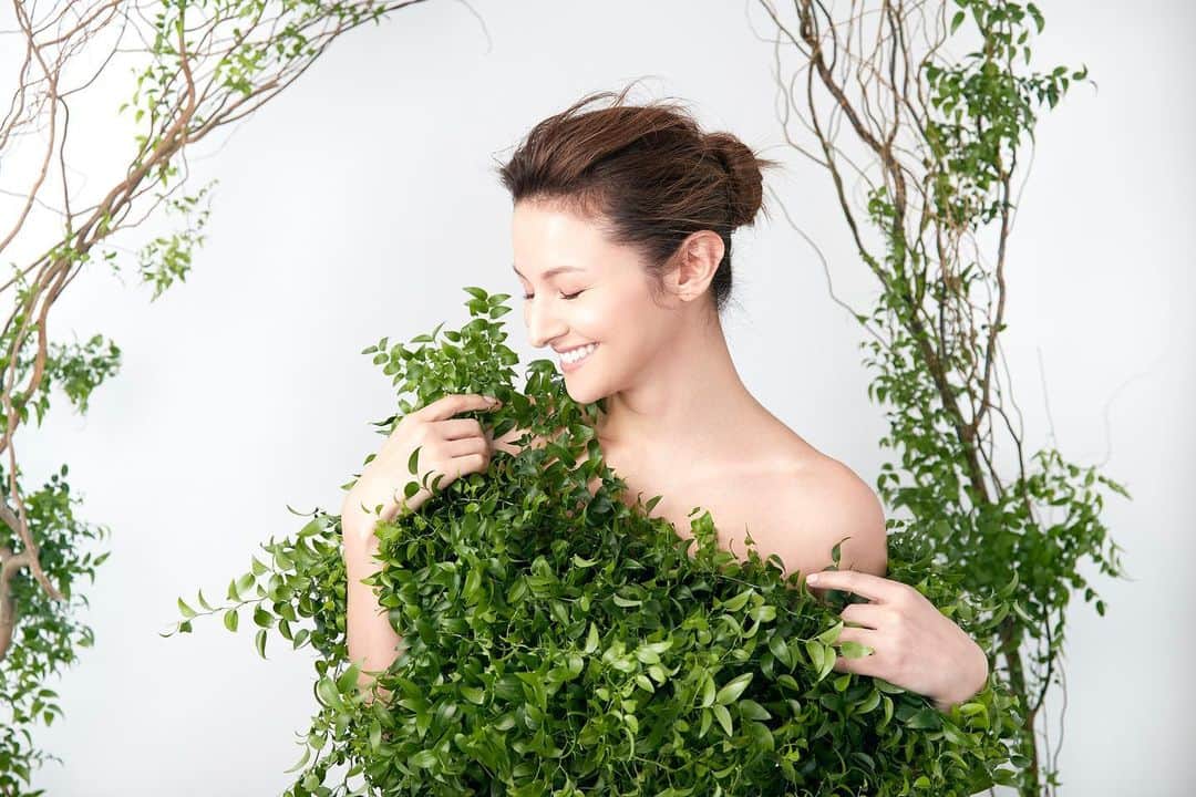 橋本麗香のインスタグラム：「💚  頭や感情の回路は反復する度により刻まれて行きます。 やがてそれがその人の人格になります。 だから毎日の思考癖や感情が大切なんだと思います。  どの様な自分で在りたいか。 先ずは明確にして そこからその人物の感情や思考で居ること。  人は変われないと言う言葉を聞きますが、それはその人次第。 本気で変わりたければいつものパターンに戻らないだろうし、新たな自分の脳回路を形成し新しい自分を生きれる筈。 内に向いて自分を変化させる新たなアクションをし続ければオンリーワンの自分に気が付きを自己愛に包まれるのを実感出来ます🥰  変化と共に生きて行く時代だからこそ、自分にとっての良い変化をし続けて自分の芯を強くして行きたいと思います。  Have a happy day 😘」
