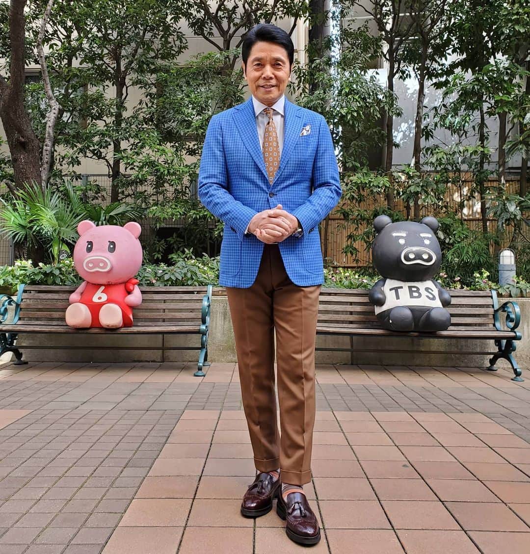 峰竜太のインスタグラム：「#アッコにおまかせ❗ #jacket#santonio#shirt#doone#tie#borrelli#pants#estnation#shoes#brunellocucinelli」