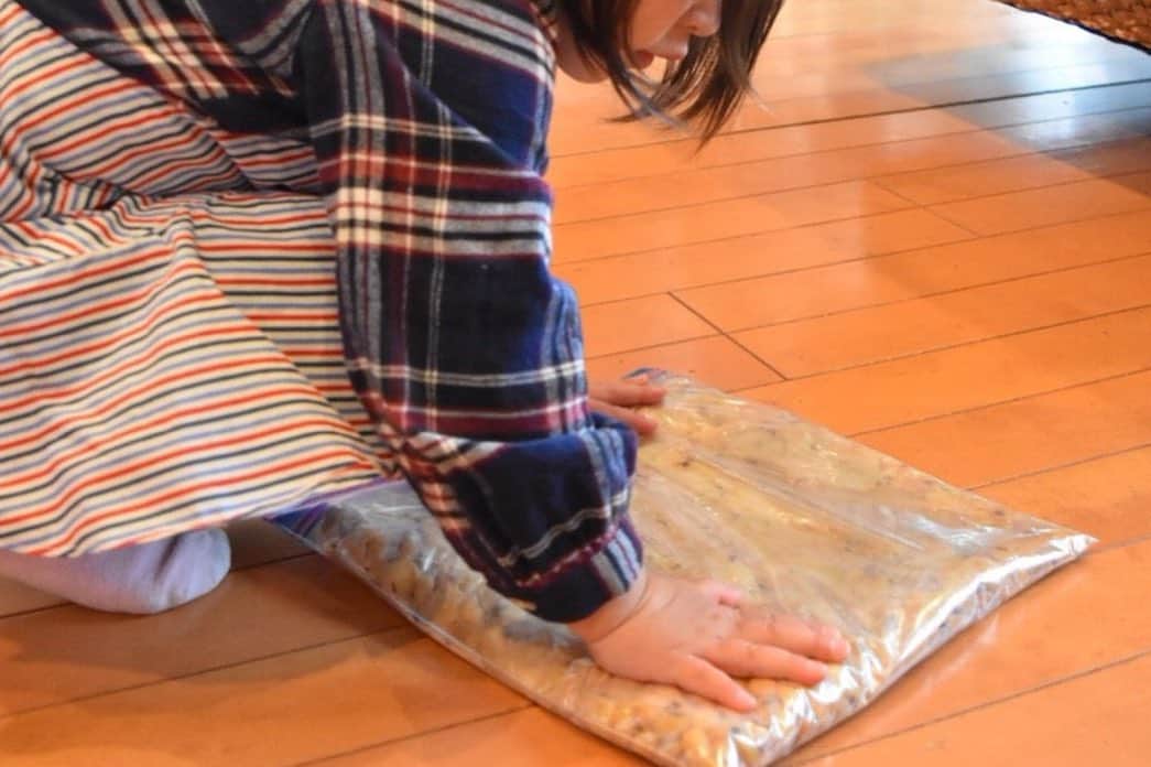 矢沢心さんのインスタグラム写真 - (矢沢心Instagram)「☆ お味噌を作るようになって11年が経ちました 自分で作る味噌 家族で作る味噌 愛情込めて作る味噌の味は からだに染み入ることが分かりました  日本のおいしい文化を語らうWEBマガジン『発酵美食』にて、お味噌を教えてくださった宮間かやのさんと手作り味噌について味噌活用法など話しています✨  @kayanomiyama 初めてかやのさん宅にて 頂いた豚汁が美味しすぎて なんのお出汁かどこのお味噌か伺うと 手作り味噌と伺って 『私も作ってみたい』『ぜひ〜』から11年。 産前産後どんな時も作ってきました♡ アクティブで色々な事を教えてくださり いつも明るい笑顔のかやのさんとの味噌作りはとても心地よいのです🌼  ぜひご覧ください♪  https://www.marukome.co.jp/marukome_omiso/hakkoubishoku/  #マルコメ #marukome  #味噌  #みそ #miso  #ダイズラボ  #大豆のお肉  #第4のお肉 #発酵美食」2月28日 11時04分 - yazawashin.official