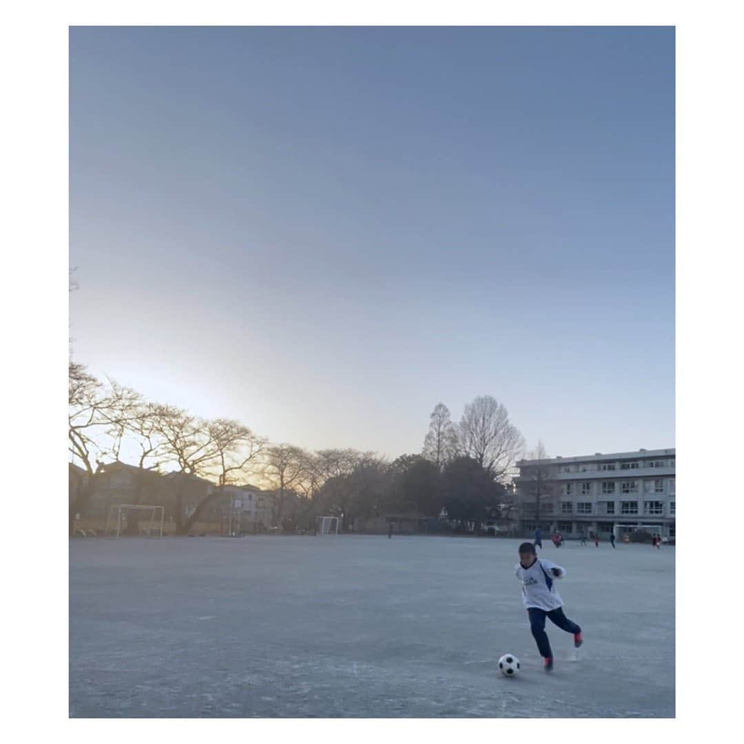 笹峯愛のインスタグラム：「2021.2.27 . 子育ては自分育て とは良く言いますが  自分が子供に言う自分の言葉に 自分がグサグサ来てる事ってあります←多々。  子供が反省するより 自分が反省していたりします。  言う程、私も出来てないし…と 痛感しながら そこ突っ込んでこない子供って 大人だなと思います😅  大人って 言う程、大人じゃないし 子供って 言う程、子供じゃないし  子供の良い所も悪い所も 結局は自分の鏡だったりして イタタタタ…😂と笑って 改めていく次第です。  #子育て #自分育て #サッカー少年 #私 より #旦那 の方が #グサグサ #衝撃 #大きい #笑」