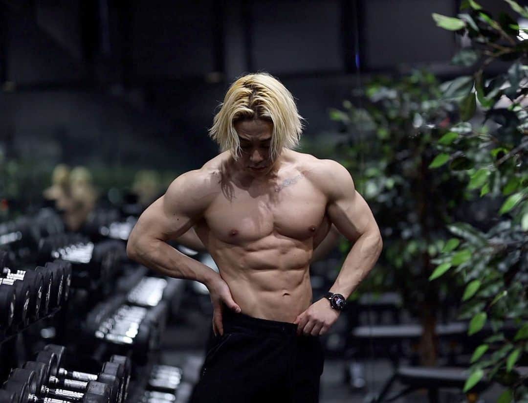 山澤礼明さんのインスタグラム写真 山澤礼明instagram 世の中にはスタンダードがあります 例えば筋肉は程よい細マッチョ が人気でいき過ぎれば女性ウケは悪い 髪は黒髪短髪で爽やか風にしておくのが無難 肌は白過ぎず健康的な小麦肌が人気 そうです 僕は