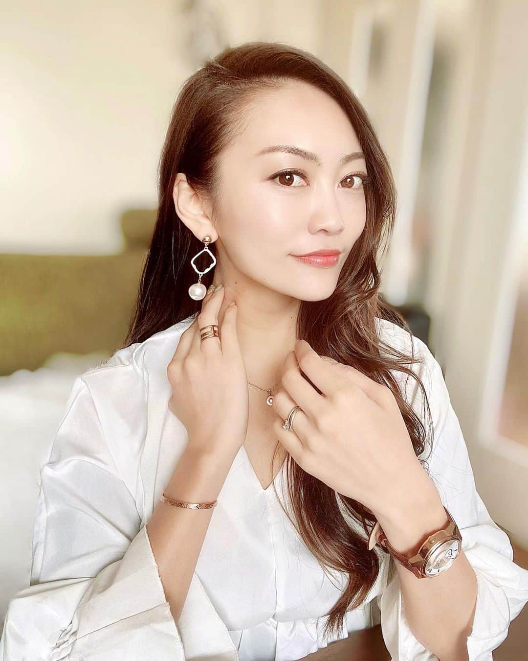 SAORIのインスタグラム：「週末楽しんでるかな？？？ 心穏やかに過ごしたい🥺🙌 健康的に過ごそうね✨ . necklace: @bulgari . ring: @danielwellington . bangle: @aab_japan . #ハワイアンジュエリー #aabjapan #卸  . watch ⌚️: LOBOR @loborjapan 10％OFFクーポンコード【saogral61】 (2022/1/11日まで有効) #lobor #ロバー #腕時計 #時計 #手元倶楽部 #ファッションウォッチ #ギフト . キラキラ女子力高めなアクセが沢山ある アクセサリーブランドCheckしてね♡ pierce: @accessorys924_ . ✾ #アクセサリー924 #accessorys924 #プチプラアクセ #プチプラアクセサリー販売中 #金属アレルギー対応ピアス #金属アレルギー対応アクセサリー #シルバー925ピアス #pr」