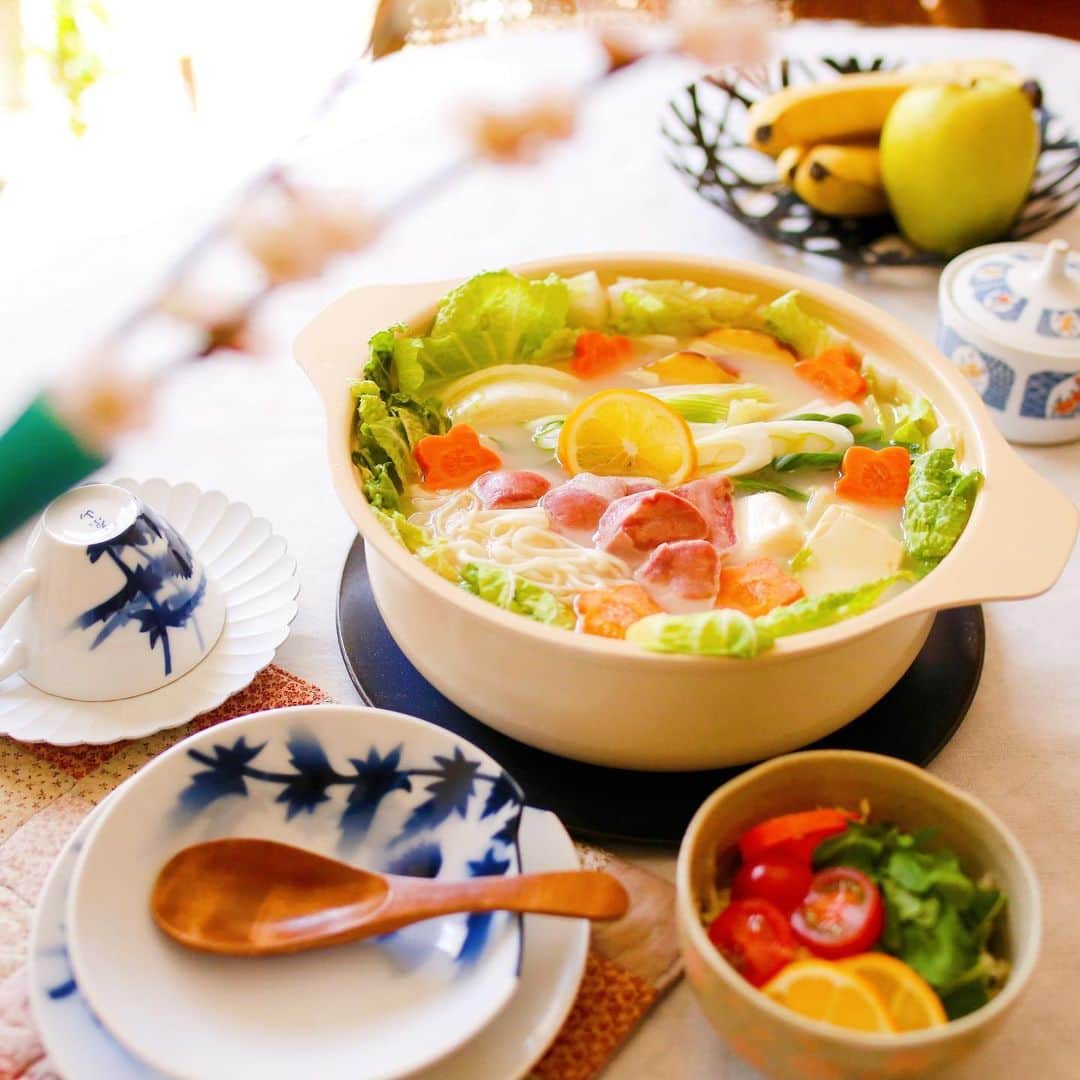 amiのインスタグラム：「．  Favorite vegetable dish  無添加のプレミアム鶏スープを使って お野菜たっぷりのお鍋を作りました〜❤️  ． 今回使用した、『プレミアム鳥スープ』は 地元養鶏場で育てられた、化学物質の餌を 使用せず、天然の餌のみでのびのび育った 良質なオーガニック地鶏を、野菜と約8時間 煮込み、鶏肉と野菜の旨味と、栄養分を余す 所摂取できる、ボーンブロススープ✨  ． お味もさっぱりとして美味しくて 家族みんなでハフハフしながら 頂きましたよ〜♡  小さい子供がいるので、安心安全なのも 嬉しいスープです✨  ． そのままスープとしても美味しいのですが 今回は野菜やお肉と一緒に煮込んだことで より美味しくなりました〜❤️  お肉はラムタンを使ったんだけど これもまた良い感じにマッチしてました♡  とっても美味しいので ぜひ食べてみてね〜♡  ． スープはこちらから購入できますよ‼️ チェックしてみてね😊 http://toriyasu-hamamatsu.com/  ． #アレンジレシピ#野菜鍋#花のある幸せごはん#ボーンブロススープ#プレミアム鳥スープ#鍋#野菜料理#ヘルシー料理#ラムタン#おうちごはん」
