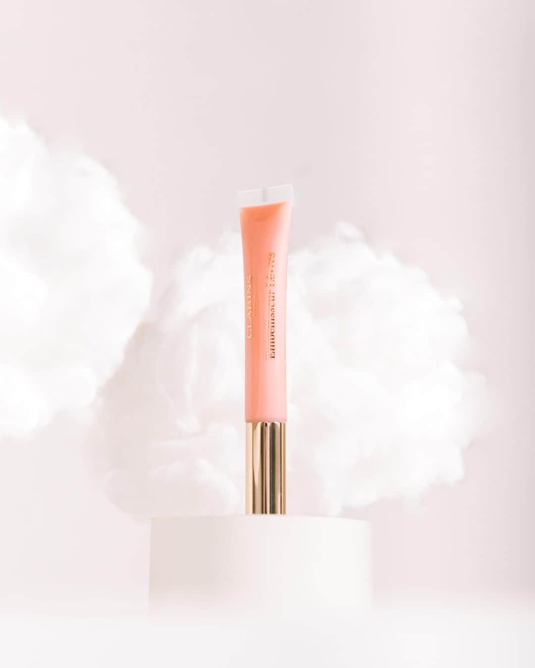 Clarins Canadaのインスタグラム：「Did you get your hands on the ''Rose Câlins'' Natural Lip Perfector?⁣ Despite the unusual context we face,  we can't back down: for this milestone anniversary, let's all join together and embrace this very worthy cause!⁣ For each unit sold exclusively at @pjcjeancoutu, $10 will be donated to the @fondation_saintejustine.☁️💋⁣ __________⁣ Avous-vous mis la main sur l'un de nos Embellisseur Lèvres « Rose Câlins » ?⁣ Malgré le contexte inhabituel auquel nous faisons face, nous ne pouvons ralentir nos efforts : pour cette édition anniversaire du Mois des Câlins, embrassons la cause avec autant d’amour que par le passé. Pour chaque unité vendue en exclusivité chez @pjcjeantu, 10 $ seront remis à la @fondation_saintejustine.☁️💋⁣ .⁣ .⁣ .⁣ #Clarins #MoisdesCalins #FondationChuSainteJustine #JeanCoutu」