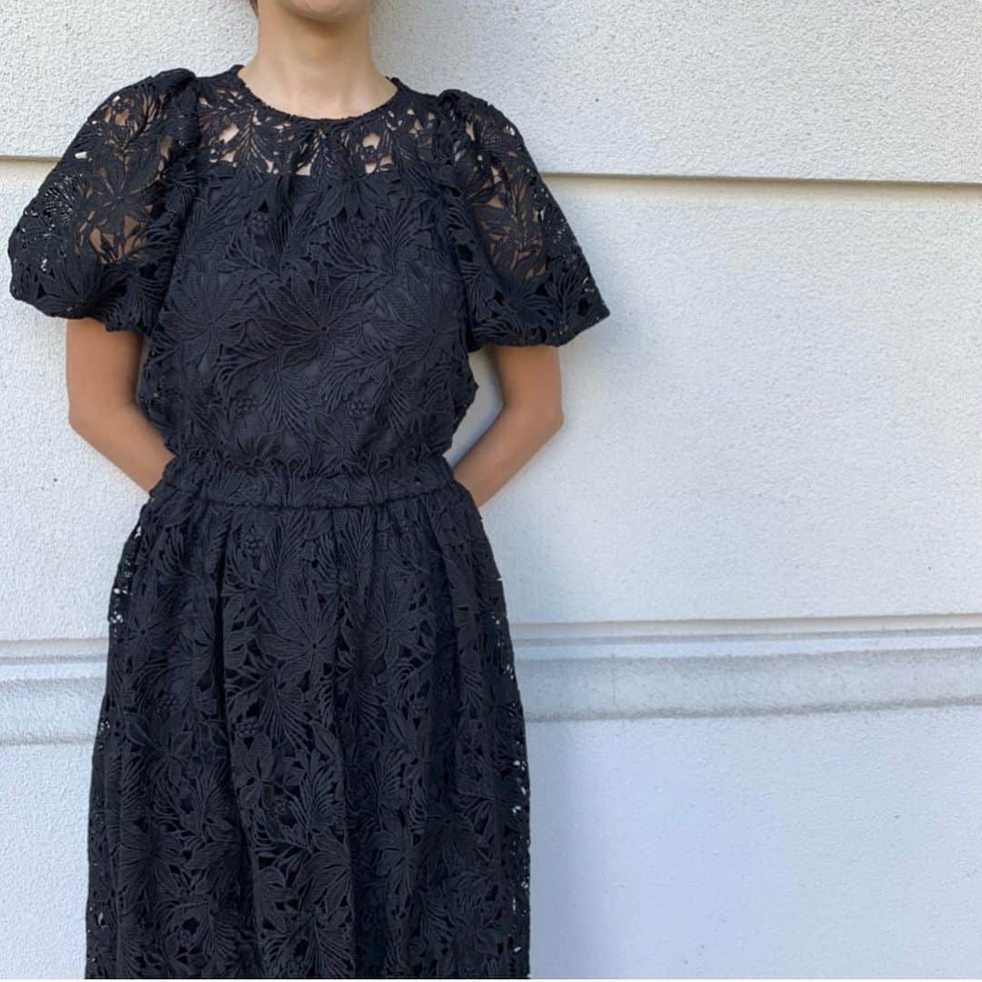 Tsuru by Mariko Oikawaのインスタグラム：「New arrival!  繊細でクチュールライクな刺繍が華やかなレースセットアップ♪ オーバーすぎない袖のパフスリーブが大人に似合う可憐さを演出してくれる◎ レースを存分に堪能して♪  Foyer/BLACK ¥32,000+tax  Katerina/BLACK ¥46,000+tax  #tsuru #tsurubymarikooikawa #2021ss」