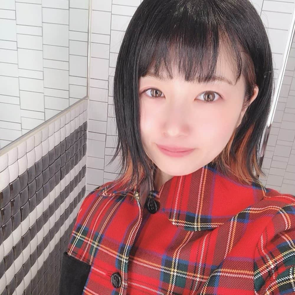 鮭山未菜美さんのインスタグラム写真 - (鮭山未菜美Instagram)「人生初インナーカラーに挑戦してみたよ！  完全に鬼滅の刃 朱紗丸と一致。 鬼で最推しだから嬉しいwww」2月28日 11時22分 - shakeyama373