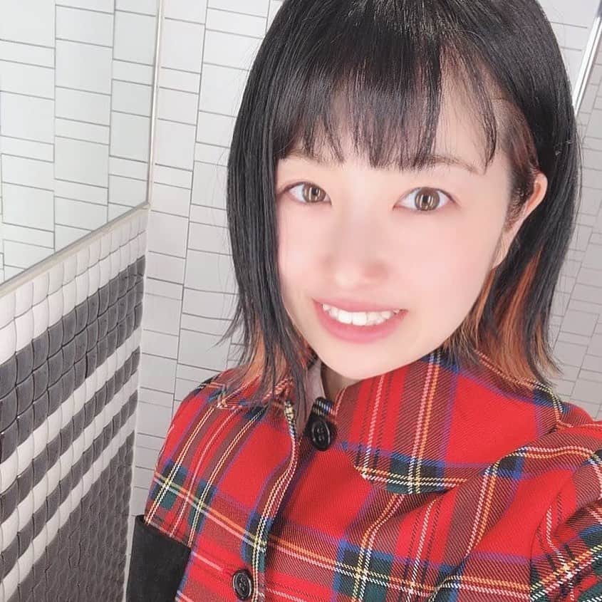 鮭山未菜美のインスタグラム：「人生初インナーカラーに挑戦してみたよ！  完全に鬼滅の刃 朱紗丸と一致。 鬼で最推しだから嬉しいwww」