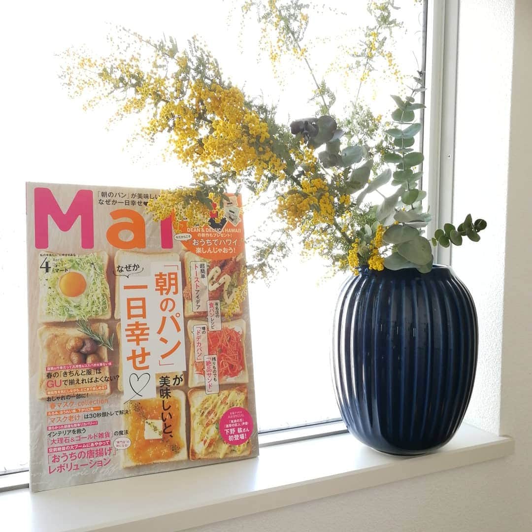 Kaori Takinoのインスタグラム：「[雑誌掲載情報] Mart 4月号発売中です‼️ 私は、ちょっとずぼらだけれど、栄養満点でちゃんと美味しいトーストを20種類提案しました✨ 中でもポテサラとひじきはしょっちゅう作ってる🎵 朝ごはんをちゃんと食べたい、食べさせたいけれど、作る気力ない人に是非💛  今日買って明日から実践できることたくさん載ってます❗ さ、さ、さ、買いに行くかポチるかしてして‼️  #mart #martmagazine #Mart 公式アンバサダー#Martist#トースト#トーストアレンジ#のっけトースト#mart4月号#ミモザ#mimosa #kähler #花瓶#花器#ネイビー#管理栄養士#料理家#食パン#食パンアレンジ」