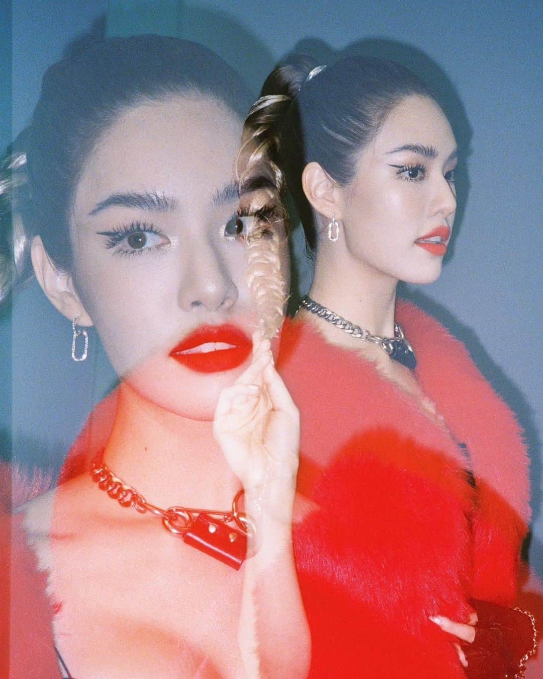 グレース＝カンクラオのインスタグラム：「💋 @minddmakeup @komkiss_hairstylist @pong.walker @s.spritenarakza @giftratree_studio #JJYVP #จัดจ้านย่านวิภา @thairathtv #soon」