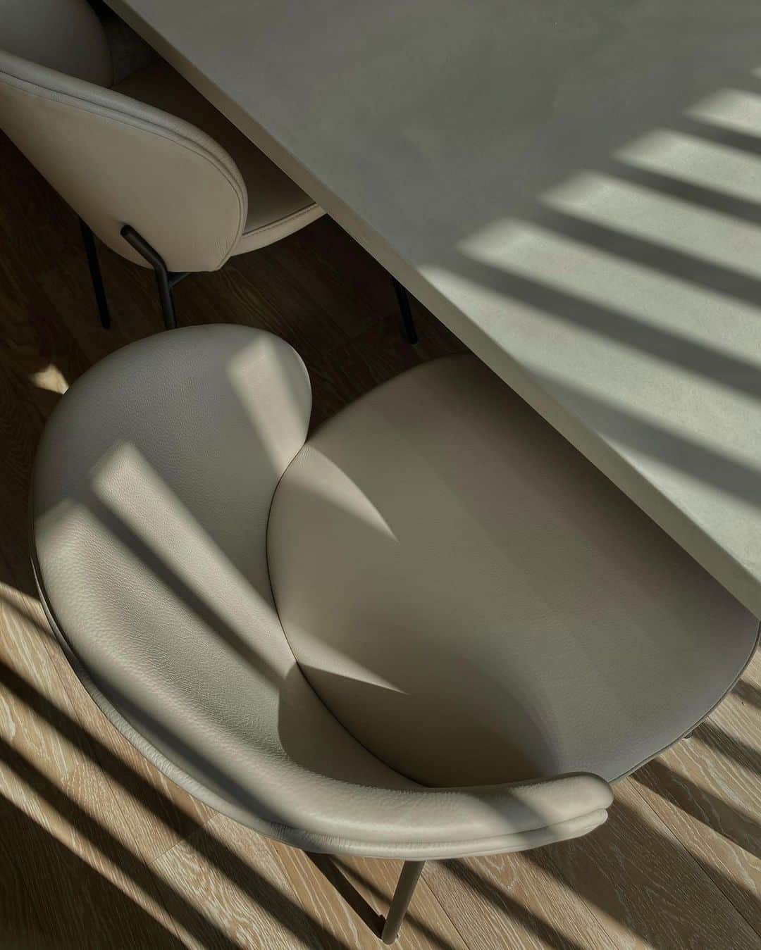 孫きょうさんのインスタグラム写真 - (孫きょうInstagram)「New dining chair.  2ヶ月半待ったダイニングチェアがやっと届いた🤍 座り心地の肉厚感が最高すぎる。  @boconcept_jp  Princetonダイニングチェア ファブリック:レザーSALTOライトグレー  #kyouhouse」2月28日 11時28分 - sonkyou1013
