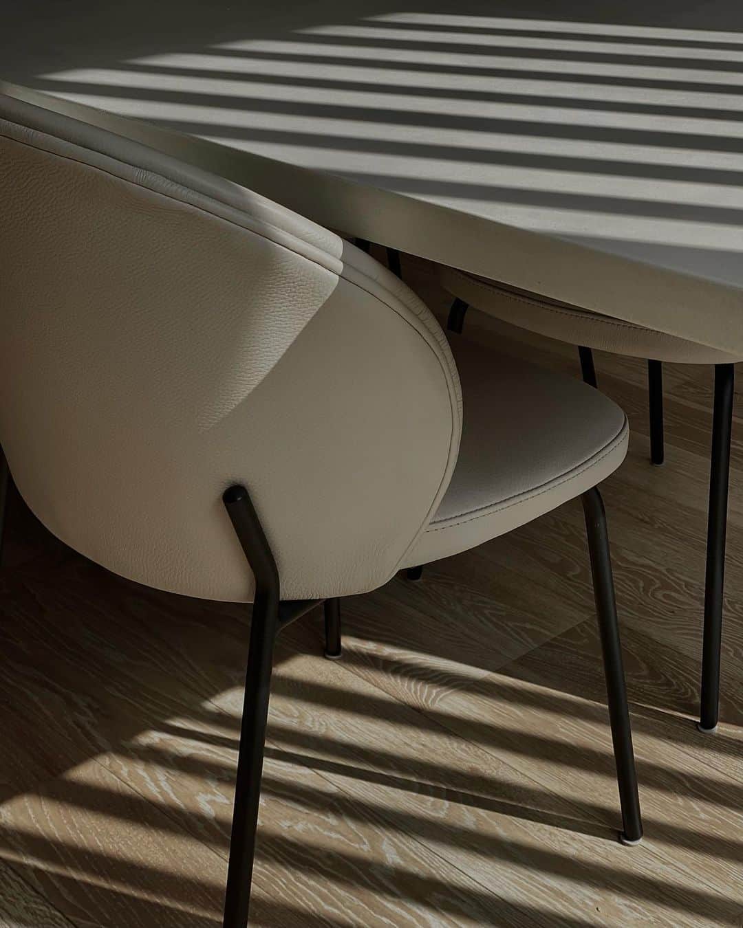 孫きょうのインスタグラム：「New dining chair.  2ヶ月半待ったダイニングチェアがやっと届いた🤍 座り心地の肉厚感が最高すぎる。  @boconcept_jp  Princetonダイニングチェア ファブリック:レザーSALTOライトグレー  #kyouhouse」