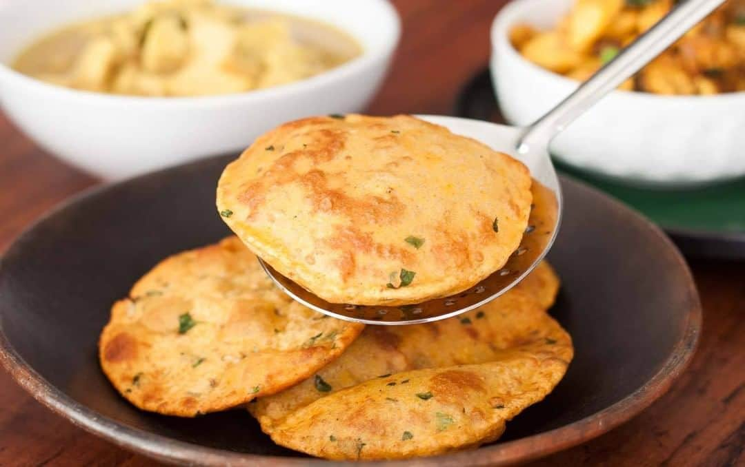 Archana's Kitchenさんのインスタグラム写真 - (Archana's KitchenInstagram)「Give this absolutely delicious garlic-flavored puri and serve it along with a chana masala and boondi raita for a special Sunday breakfast.  Search for the recipe “Lasun Batata Poori” in our app. Link to the app in the bio @archanaskitchen . . . . . #recipes #easyrecipes #breakfast #Indianbreakfast #archanaskitchen #healthylifestyle #eating #highprotein #breakfastclub #cheesetoast #cheesechilli #Cheesechillitoast #homemadefood #eatfit #cooking #food #healthyrecipes #foodphotography #recipeoftheday #comfortfood #deliciousfood #delicious #instayum #food」2月28日 11時30分 - archanaskitchen