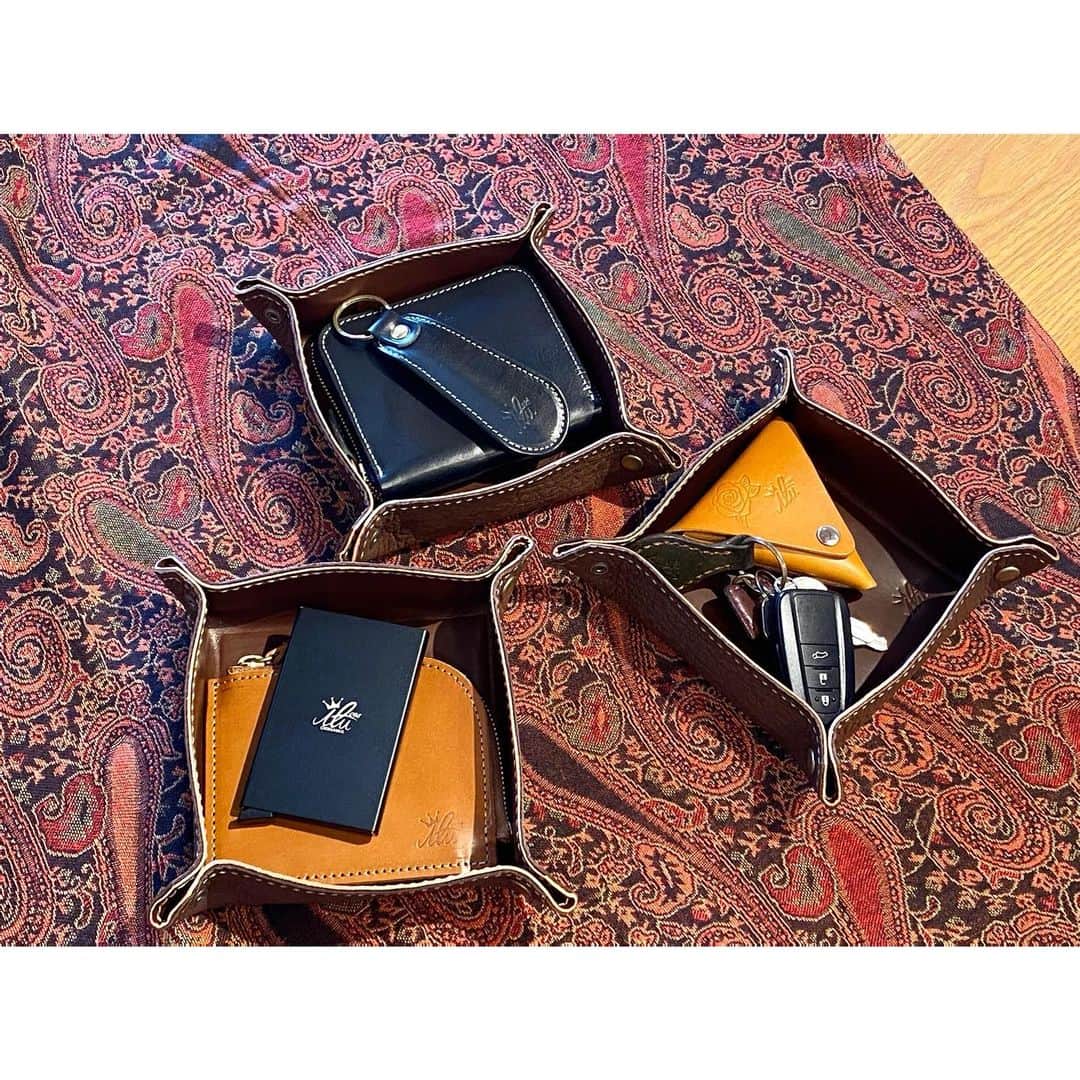 original brand 【ilu098】さんのインスタグラム写真 - (original brand 【ilu098】Instagram)「本革キートレイ🔑 前回入荷分が即完売となり、 新たな色(ダークブラウン)が仲間入り！ ただいま。と、行って来ます。を よりワイルドに、カッコよく優雅に♫ ・本革キートレイ ¥5,800- 新色:ダークブラウン 店頭限定販売 #handmadeinokinawa #日本製 #手縫い #ilu098 #leathercraft #本革 #沖縄 #キートレイ #madeinjapan #おきなわ」2月28日 11時37分 - ilu098