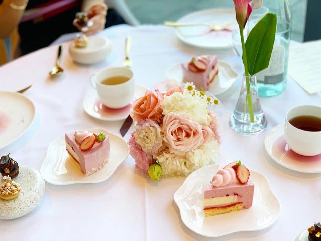 のインスタグラム：「女子会ランチ💐 フィリップミル可愛くてすごく好みだった🌷 お花×ケーキ×紅茶 な世界観が一生好き。  #フィリップミル  #女子会ランチ #ランチ女子会 #六本木ランチ  #六本木ミッドタウン #美人百花flowers  #美人百花 #イメージコンサルタント」