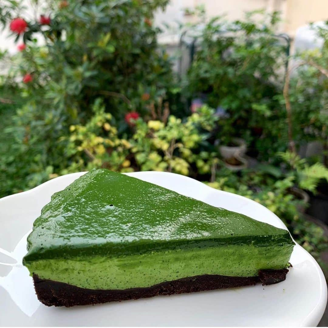 tealilycafeさんのインスタグラム写真 - (tealilycafeInstagram)「MATCHA MOUSSE CAKE   กลับมาตามคำเรียกร้องค่า มัจฉะมูสเค้ก เนื้อเนียนนุ่ม ละมุนสุดๆ รสชาติชาเขียวชัดเจนเช่นเคย หวานน้อยเช่นเคย ทานคู่กับฐานโอรีโอ้กรุบๆ มันๆ แนะนำให้ทาน 3 ชั้นพร้อมกันจะฟินที่สุดเลยค่า  #homematcha」2月28日 11時45分 - home.matcha