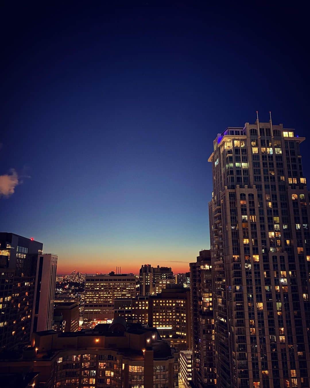 アヤカ・ウィルソンのインスタグラム：「___  One beautiful sunset view ♥️  2月最終日のみんなの予定は？ What is your plan for the last day of February??  #toronto #sunset #beautiful   #アヤカウィルソン #ayakawilson」