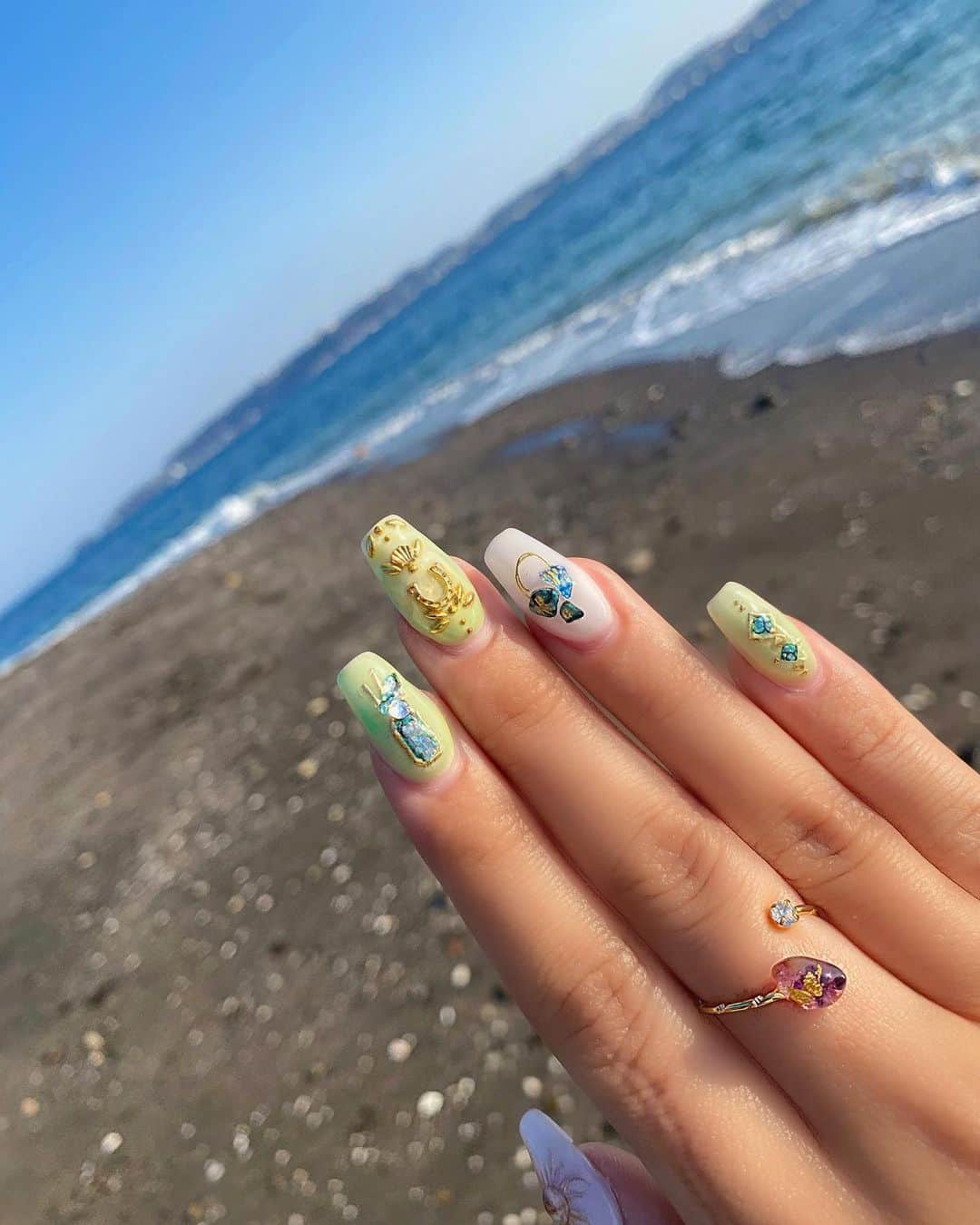 Eminanaのインスタグラム：「. . 今月誕生日だったから自分へのプレゼント🎁 . 誕生石（アメジスト）のリング💜 . . アメジストと金沢箔純金箔だから 私のゴールドのアクセサリーとも相性抜群👸🏽✨ . 優しく力入れるとサイズ調整もできるから いろんな指に使えるの☺️ . . これからの時期 ホワイトデーのお返しにもオススメだよ〜🤍 . . #brillyumo#ブリルユーモ#フォークリング  #ハンドメイドリング#おすすめアクセサリー #天然石アクセサリー #nail#newnail#ネイル #手作り指輪#pr#birthdaypresent#ホワイトデー #誕生日プレゼント#誕生石リング#誕生石#アメジスト . 何回見ても2年前の人差し指の傷が目立つな〜🤔 これ以上薄くならないのかな？🙄」