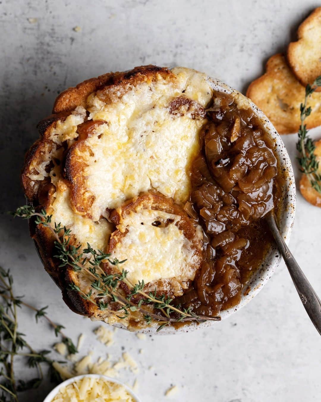 Food52さんのインスタグラム写真 - (Food52Instagram)「French Onion Soup with all 👏of 👏 the 👏 cheese! 👏 Now, that's how you do a CHEESY week soup. 📸: @themindfulhapa #f52grams #f52community」2月28日 12時00分 - food52