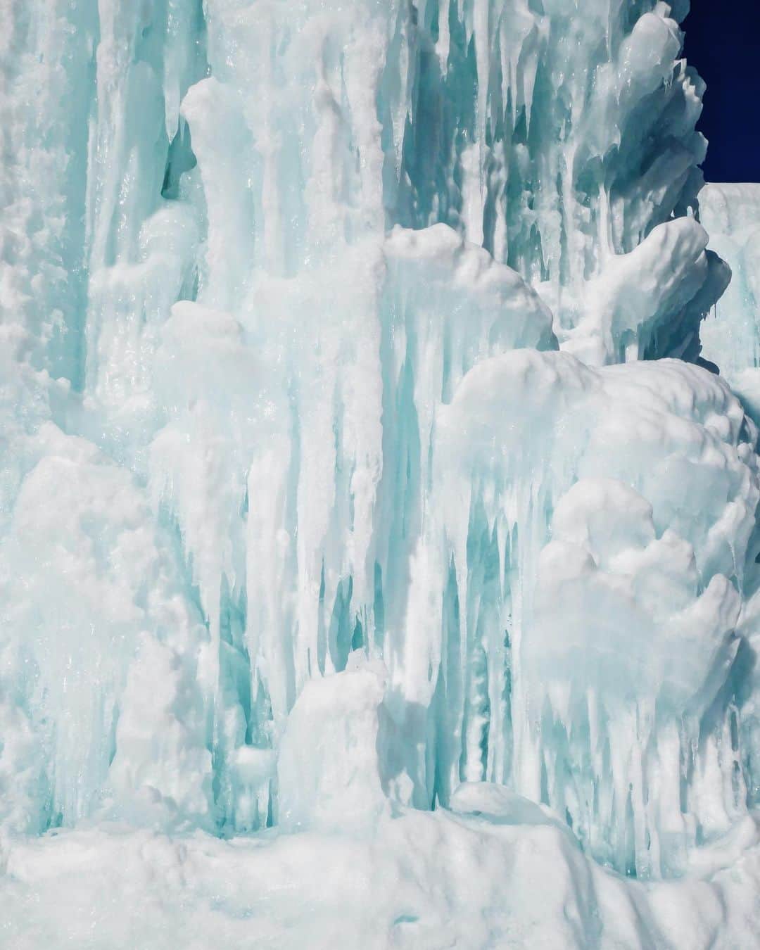 櫻井千尋さんのインスタグラム写真 - (櫻井千尋Instagram)「✮ Spot ✈︎ Shikotsuko,Hokkaido.  今回は札幌で雪や氷と自然が作り出す 素晴らしい景色をたくさん見れた旅❄️  氷濤まつりは日本屈指の透明度が高い 支笏湖の湖水を汲み上げて作られた 氷のオブジェが見れるイベント。  様々な角度からオブジェが見られるように作られていて、 眺めたり、触ってみたり寒さを忘れて見惚れてました☺️  私が住んでいる地域では見れないから 今回もいい経験したな〜♡  #氷濤まつり #支笏湖 #千歳市　 #リモ旅北海道 #旅エチケット #japanairlines #japan #pr」2月28日 12時00分 - chihirosakurai