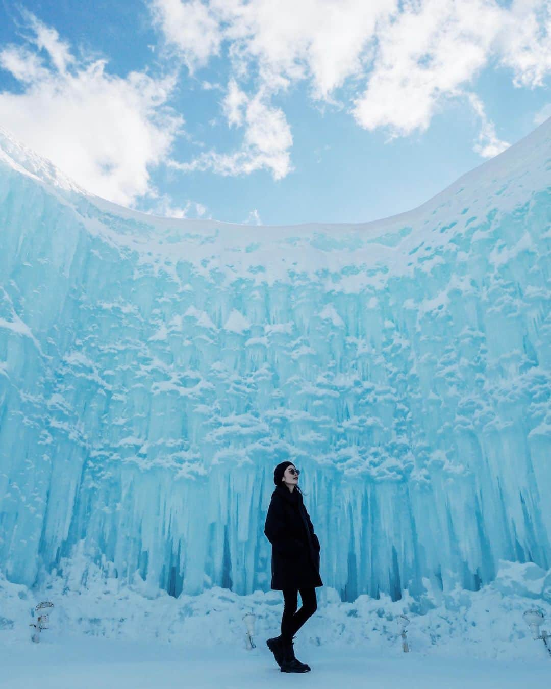 櫻井千尋のインスタグラム：「✮ Spot ✈︎ Shikotsuko,Hokkaido.  今回は札幌で雪や氷と自然が作り出す 素晴らしい景色をたくさん見れた旅❄️  氷濤まつりは日本屈指の透明度が高い 支笏湖の湖水を汲み上げて作られた 氷のオブジェが見れるイベント。  様々な角度からオブジェが見られるように作られていて、 眺めたり、触ってみたり寒さを忘れて見惚れてました☺️  私が住んでいる地域では見れないから 今回もいい経験したな〜♡  #氷濤まつり #支笏湖 #千歳市　 #リモ旅北海道 #旅エチケット #japanairlines #japan #pr」