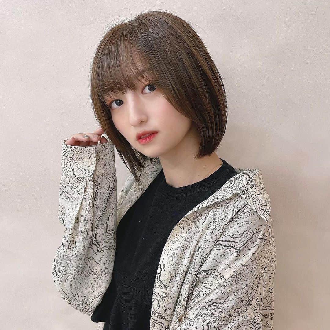 石井陽菜のインスタグラム：「﻿ ２月ありがとうございました！﻿ ３月もよろしくね🌸﻿ ﻿ ﻿ ﻿ ということで﻿ 髪色変えました〜！﻿ ﻿ カーキベージュでいつもより明るい﻿10トーンです☕︎ そして、オージュアのトリートメントもしましたよ﻿ ﻿ ﻿ おかげでサラサラとぅるんとぅるんに☺️﻿ ﻿ ﻿ 担当は最近﻿ @euphoria.t.iwasaki さんにお願いしてます！﻿ ﻿ とても丁寧で素敵な色にしてくれるから﻿ みんなもぜひ行ってみてね〜﻿ ﻿ ﻿ ﻿ ﻿ #ユーフォリア#銀座美容室#カラー#ヘアカラー#カーキベージュ　　 ﻿」