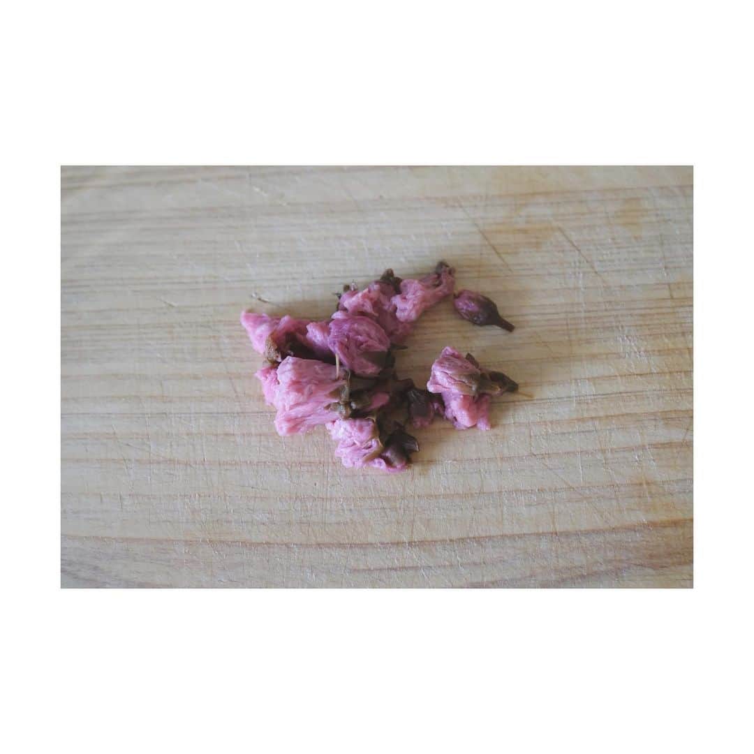 はなさんのインスタグラム写真 - (はなInstagram)「天然生活webにて「桜と杏仁クリームチーズケーキ」が公開されました(๑˃̵ᴗ˂̵)今回はスタイリスト石井あすかさんからお誕生日プレゼントにいただいた、山田隆太郎さん作「藤野」の器をイメージして作った、桜色のお菓子です。どっしりとしたコンポート皿に、春の景色を描いてみました(๑･̑◡･̑๑)桜と杏は同じバラ科の植物なのでお味も相性抜群！器にインスパイヤーされて作る、お菓子。いつもとは違う視点から浮かんだレシピで、春を迎える準備もできました。本当に美味しいのでぜひ作ってみてくださいね(⁎⁍̴̆Ɛ⁍̴̆⁎) #天然生活web #はなのお菓子 #桜と杏仁チーズケーキ #springdessert #sakuracake #山田隆太郎」2月28日 11時56分 - hanalovestaco