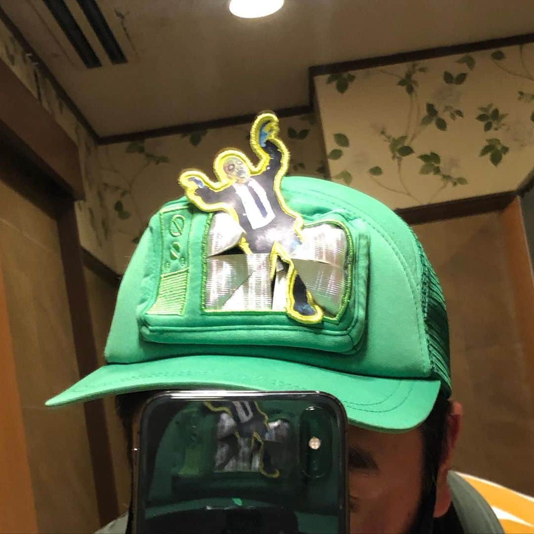 与座よしあきのインスタグラム：「今日なんかチラチラ見られるなーと思ってたらこの帽子か！」
