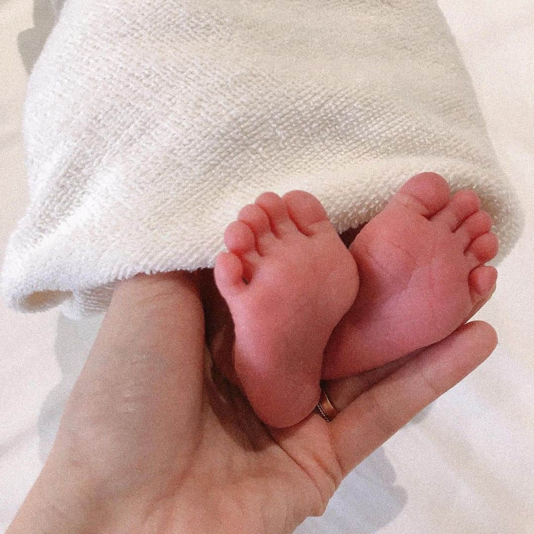 Lilian莉安のインスタグラム：「- 上週我們家弟弟順利出生了🐣 這次我終於體會到減痛分娩的美好～ 雖然生完立刻在產房又吐又發抖 但比起生產的痛真的不算什麼  兒子是水瓶小牛寶 有水瓶寶的媽媽歡迎分享育兒心得👐🏻 #kandlhome #babyboy #baby #babylife #newborn #新生児 #0歳」