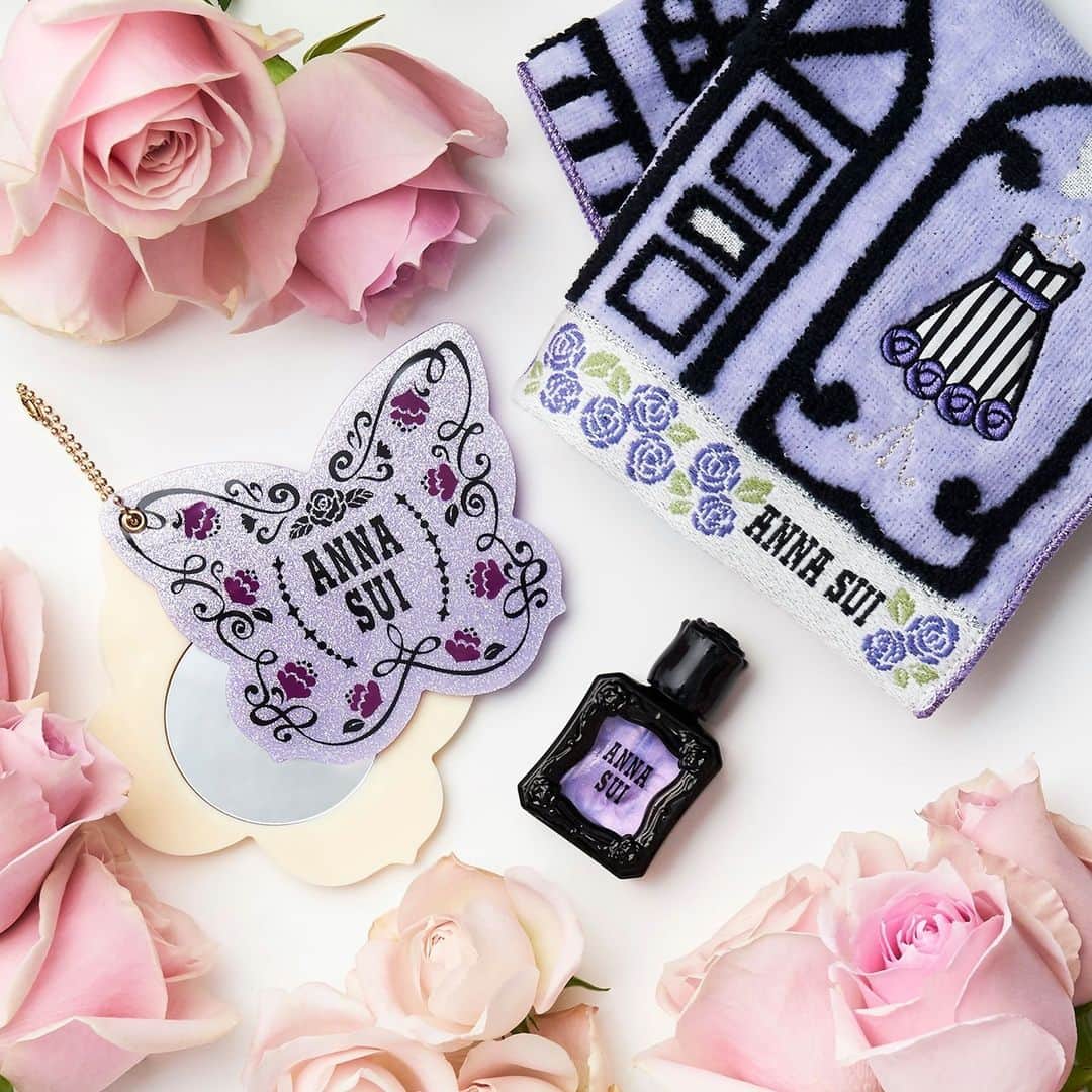 アナスイのインスタグラム：「公式オンライン限定⠀ SPRING GIFT SET 🌸⠀ 3月1日（月）数量限定発売✨⠀ ⠀ 「ありがとう」や「おめでとう」を込めて贈りたいアナ スイの限定ギフトセット❣️⠀ 人気のネイルカラーやハンドクリームとタオルハンカチのセットが4種類✨ ⠀ ⠀ 【ギフトセット内容】 ⠀ ・オリジナル タオルハンカチ（パープルドレス） ⠀ ・オリジナル スライドミラー（パープル） ⠀ ・ネイルカラー 208⠀ 【 価格 】2,640円（税込） ⠀⠀　⠀⠀ ⠀ ※無くなり次第終了とさせていただきます。　⠀⠀ ※写真と現品は少々異なる場合がございます。⠀⠀⠀ ⠀ #アナスイ #限定 #発売  #ノベルティ #キット」