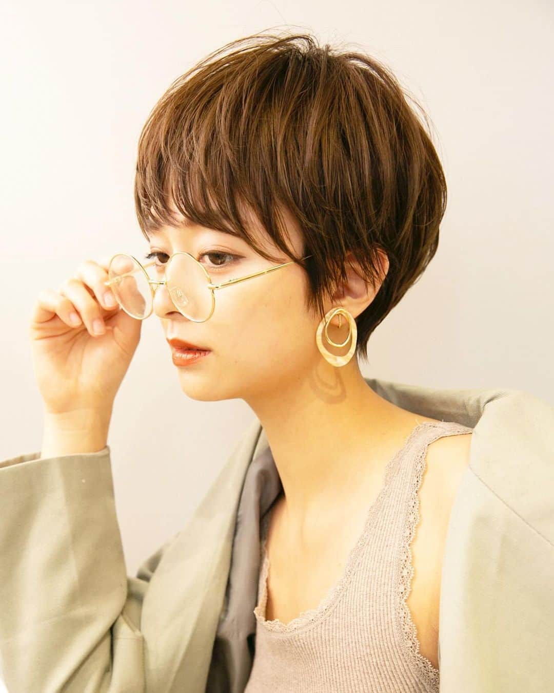 Wella Professionals Japanさんのインスタグラム写真 - (Wella Professionals JapanInstagram)「2021年プレミアム イルミナカラーはじまります 💕   イルミナカラーに最適な、髪の負担に配慮した「イルミナ クリーム ディベロッパー TRAC1.5％」が3月より登場します。  ウエラインフルエンサーの土田さん（@tetsuya.t.vain）から イルミナカラーを使った大人スタイルがポストされましたので、リポストします 🤩   ☆★☆★☆★☆★☆★☆★☆★☆★☆★☆★☆★  cool(カッコ良く)✖︎casual(お洒落)✖︎coquettish(色っぽい) ・ 【tetsuyaオリジナル】シースルーマッシュショート ・ @wellapro_japan ・ 発売前のTRACディベロッパー使用した #プレミアムイルミナカラー  サファリ8&フォレスト10のMixカラーをon。 ・ 深みとまろやかさのあるラテカラー  ☆★☆★☆★☆★☆★☆★☆★☆★☆★☆★☆★  キューティクルへのダメージに最大限配慮できる2剤をお探しの方！ 綺麗に光が反射するツヤっツヤな仕上がりをお求めの方！！  ぜひ、3月発売のイルミナカラー専用2剤をお試しください👍   土田さん、イルミナカラーの特徴を活かしたラテカラーをありがとうございます😍   #トリートメントディベロッパー #イルミナ #イルミナカラー #コレストン #コレストンパーフェクト #人生に色をつけよう #ウエラ #ウエラプロフェッショナル  #ウエラファミリー #ウエラヘア #ウエラ教育 #ヘアスタイリング #ヘアケア #ヘアカラー #カラーモーション #4ウィークプログラム #つづく発色 #美容師」2月28日 12時00分 - wellapro_japan