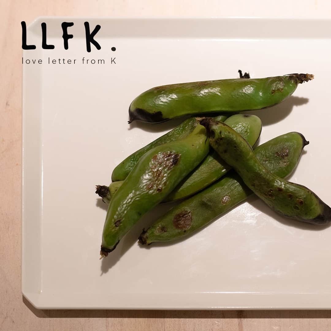 KOZLIFEさんのインスタグラム写真 - (KOZLIFEInstagram)「KOZLIFEの「LOVE FOOD LOVE LIFE」を作ったコンセプター・和田健司さんのエッセイ連載【love letter from K.】 Season3「食べること」 ノープラン　2021年2月19日UP . ノープラン鉄板焼きのコツ。 最初の一品は是非「旬野菜のそのまま焼き」を。 そしてもう一つは「ちょっと大きめのお皿で食べる」こと。 . 焼きたい物を自由に焼いて、 好きに楽しむのが醍醐味。 まずは、何も考えず鉄板を机にセッティングしてみてください。 「とりあえず焼いてみろ」と鉄板がそう言ってきますから。 . . ◎気になる続きは当店トップページのバナーorプロフィールのURLからどうぞ。 ▶︎ @kozlife_tokyo . 次回は3月5日更新予定です。 お楽しみに！ . #KOZLIFE #japan #LoveFoodLoveLife #instagood #instajapan #LLFK #LoveLetterFromK #stayathome #暮らし #丁寧な暮らし #暮らしを楽しむ #おうち時間 #うちで過ごそう #エッセイ #食べること #ノープラン #おうちごはん #鉄板焼き #そら豆」2月28日 12時00分 - kozlife_tokyo