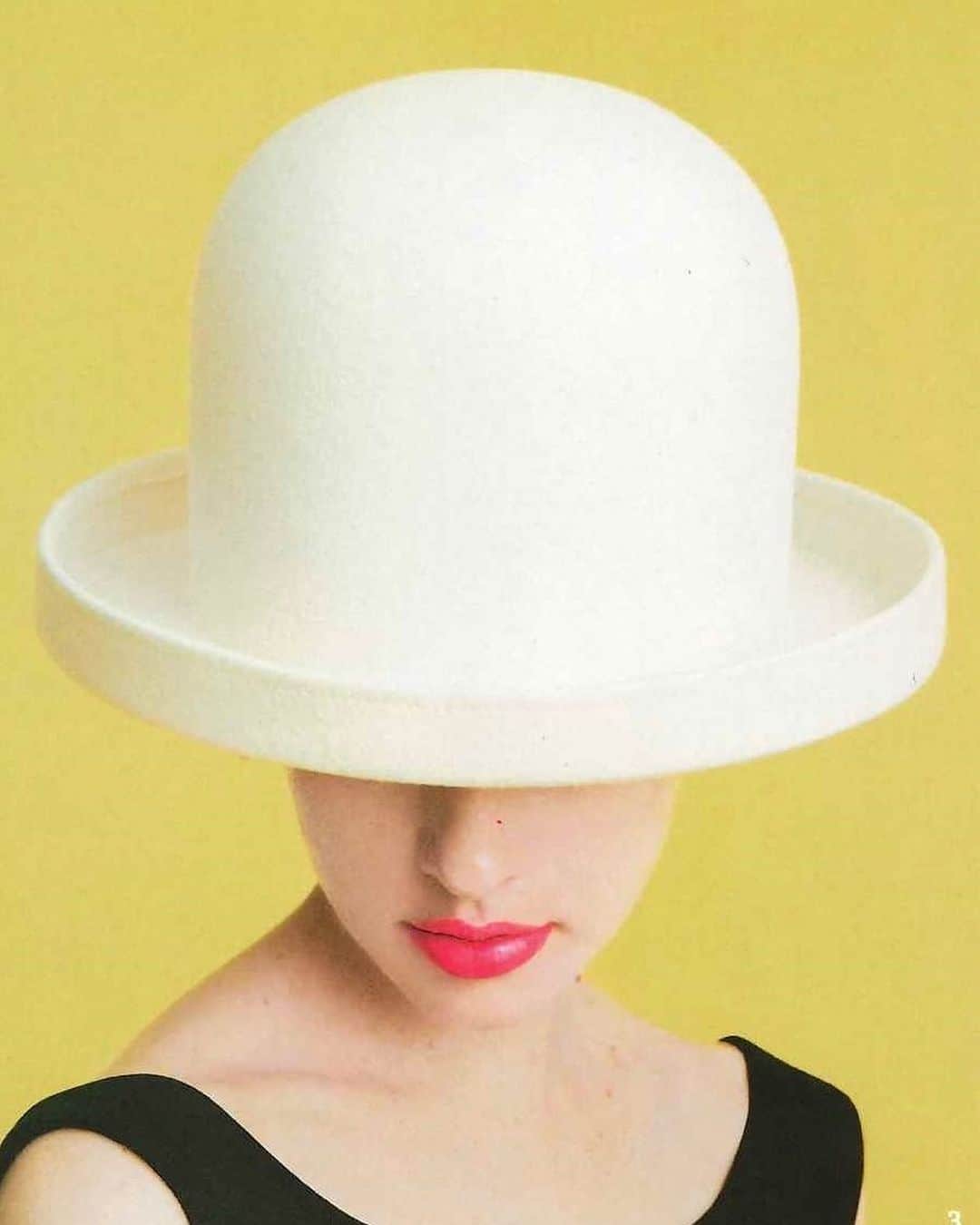 Taki Tanakaのインスタグラム：「ＮＩＮＡＲＩＣＣＩ  白いバケットハット。 #ニナリッチ   @ninaricci on @madamefigarojapon  FIGARO  2021年 4月号  @iza_official  #ninaricci  #instorenow  SHOPIZA.com  #izastagram」