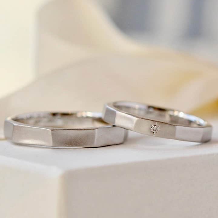 ith / イズ オーダメイド結婚指輪さんのインスタグラム写真 - (ith / イズ オーダメイド結婚指輪Instagram)「あえて不規則に並べた 多面でモダンな結婚指輪。  "光"を意味する《ルーチェ》は、 シャープなフォルム。 多面体でさまざまな方向に輝きを放ち、 指元を明るく見せてくれます。  お二人は指輪の半分にだけ つや消し加工を施しました。  オリジナリティ溢れる 表情豊かな指輪が仕上がりました。  ▽ 指輪について 結婚指輪(男性)：ルーチェ Pt900：114,000円〜  結婚指輪(女性)：ルーチェ Pt900：104,000円〜  公式ハッシュタグ🤳✨ #イズマリッジ  【オンラインサポートOPEN】 お二人それぞれのご自宅にいながら 指輪のオーダーメイドができる、 ithのオンライン相談もご活用ください💻 ご試着最多6点まで、レンタル可能です💍  #マリッジリング #エンゲージリング #結婚指輪 #婚約指輪 #カスタマイズ #指輪 #ダイヤモンドリング #婚約 #プレ花嫁 #ナチュラルウェディング #結婚指輪探し #指輪選び #指輪探し #結婚指輪選び #ペアリング #プロポーズ #特別感　 #オーダーメイドリング #結婚指輪オーダー #ゴールドリング #パーソナライズ #結婚準備 #花嫁  #2021春婚 #2021夏婚 #2021秋婚」2月28日 12時10分 - ith_marriage