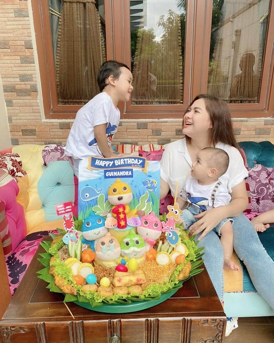 Vicky Shuさんのインスタグラム写真 - (Vicky ShuInstagram)「Edisi ultah Guinandra kemaren di rumah sama anak2 gemessh ini ada mas Abimanyu, abang Fillio, ayuk Aisyah.  Difotoin bunda Nat niih. Bapaknya lagi ngantor jadi nyusul fotonya yaah. Yuma @faiza_aljufri  sama teta  @kalialabitta_  di Bandung huhu kangen dedek keenan」2月28日 12時02分 - vickyshu